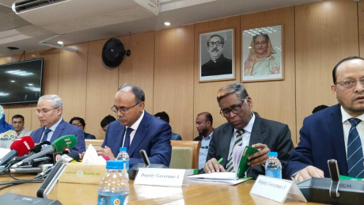 মুদ্রানীতি ঘোষণার সময় গভর্নর আবদুর রউফ তালুকদার 