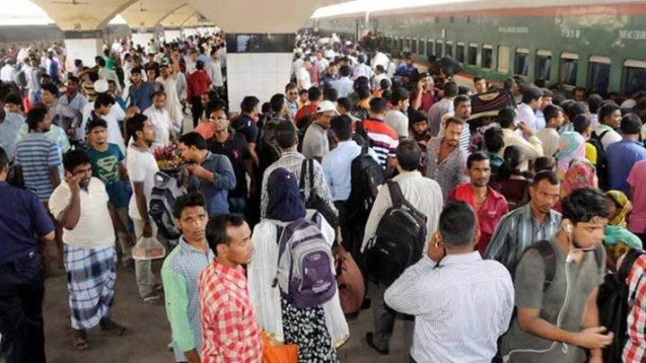 ঈদযাত্রার শুরুতেই ট্রেনের শিডিউল বিপর্যয়