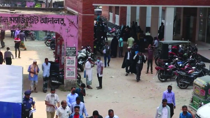 লক্ষ্মীপুরের আদালতে 'আয়নাবাজি'র ভেলকি ফাইল ফটো